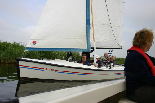 Zeilbootjes op een riviertje
